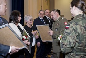 Nagrody wręczał dowódca WOT gen. dywizji Wiesław Kukuła 