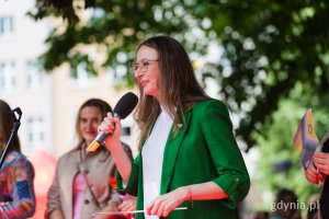 Agnieszka Dziemianowicz-Bąk - ministra rodziny, pracy i polityki społecznej przemawiająca ze sceny podczas 11. Tr&oacute;jmiejskiego Marszu R&oacute;wności 