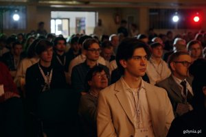 Uczestnicy olimpiady zgromadzeni w auli podczas otwarcia finału XLIX Og&oacute;lnopolskiej Olimpiady Wiedzy Elektrycznej i Elektronicznej