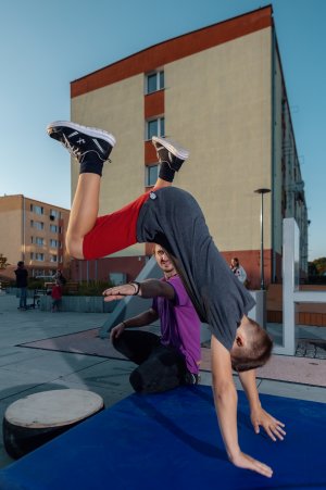 Trening parkour na osiedlu ZOH // fot. Dawid Linkowski