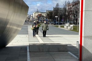 Z okazji 76. rocznicy wyzwolenia Gdyni kwiaty przed pomnikiem Polski Morskiej złożyli: Joanna Zielińska – przewodnicząca Rady Miasta Gdyni, radny Zenon Roda oraz Adam Labuhn, który reprezentował senatora Sławomira Rybickiego // fot. Mariusz Zieliński