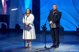 na zdjęciu prezydent Aleksandra Kosiorek i Tadeusz Szemiot na scenie