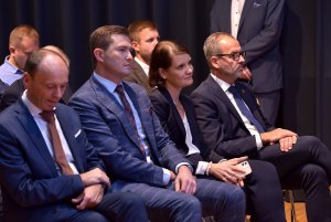 W Konwencie Gospodarczym Uczelni Fahrenheita wzięli udział m.in. wiceprezydent Gdyni Katarzyna Gruszecka-Spychała (druga od prawej) i Piotr Grzelak - zastępca prezydent Gdańska ds. zrównoważonego rozwoju i inwestycji (trzeci od prawej) // fot. Krzysztof Krzempek/Politechnika Gdańska