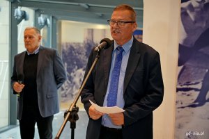 Tomasz Miegoń, dyrektor Muzeum Marynarki Wojennej w Gdyni, przemawiający podczas uroczystości przekazania kapliczki