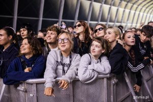 Uczestnicy festiwalu zgromadzeni przed jedną ze scen