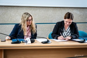 Prezydent Gdyni Aleksandra Kosiorek (z prawej) podpisująca umowy z mieszkańcami (fot. Kamil Złoch)