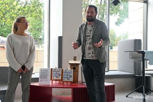 Od lewej: Dorota Marszałek-Jalowska - zastępczyni naczelnika Wydziału Środowiska Urzędu Miasta Gdyni oraz Michał Miegoń - rzecznik prasowy Muzeum Miasta Gdyni otwierający finał akcji „Gdynia: ptasie miasto” 