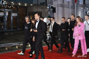 Filmowcy zmierzają po czerwonym dywanie na galę 49. FPFF 