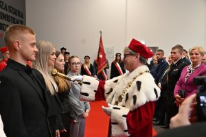Zdjęcie przedstawia pasowanie nowych studentów Wyższej Szkoły Administracji i Biznesu w Gdyni.