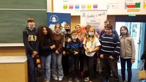 W SP nr 35 działa Szkolny Klub Naukowy, na zdjęciu podczas wizyty na Wydziale Chemii UG // fot. SP 35