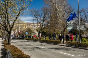 Kolejka do majówkowego punktu szczepień, który działa na parkingu przy ul. Zawiszy Czarnego 1 w Gdyni // fot. Karol Stańczak