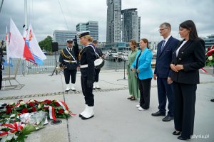 Od lewej: radna Larysa Kramin, prezydent Gdyni Aleksandra Kosiorek, wiceprezydent Rafał Geremek i Mariola Śrubarczyk-Cichowska - wiceprzewodnicząca Rady Miasta Gdyni składający kwiaty podczas uroczystości z okazji 162. rocznicy urodzin inż. Tadeusza Wendy