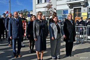 Delegacja gdyńskich samorządowc&oacute;w składająca kwiaty pod pomnikiem podczas uroczystości z okazji 87. rocznicy pierwszych wysiedleń Gdynian. W pierwszym rzędzie (od prawej): przewodnicząca Rady Miasta Gdyni Beata Zastawna, prezydent Gdyni Aleksandra Kosiorek i radna Gdyni Agnieszka Tokarska, W drugim rzędzie (od lewej): wiceprzewodniczący Rady Miasta Gdyni Ireneusz Trojanowicz oraz radne miasta Anna Szpajer i Joanna Zielińska 
