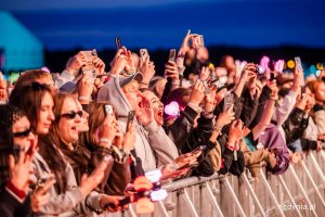 Uczestnicy festiwalu zgromadzeni pod sceną gł&oacute;wną podczas koncertu Jennie 