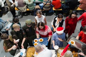 Wolontariusze oraz prezydent Gdyni Aleksandra Kosiorek pomagający w organizacji wigilii dla samotnych i potrzebujących