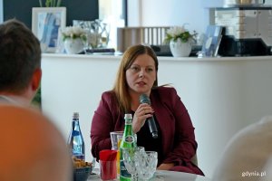 Prezydent Gdyni Aleksandra Kosiorek przemawiająca podczas posiedzenia Gdyńskiej Rady Dialogu Gospodarczego