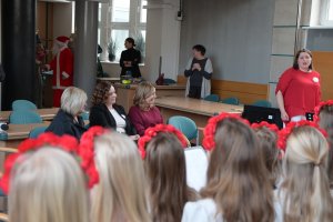 Uczniowie SP nr 13 zaśpiewali świateczne piosenki przed publicznością: prezydent Gdyni, Aleksandrą Kosiorek, wiceprezydent Gdyni Oktawią Gorzeńską