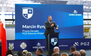 Mężczyzna w garniturze na scenie