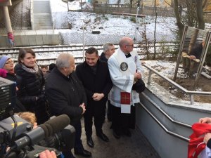 Poświęcenie tablicy pamiątkowej w miejscu dawnego przydrożnego krzyża // fot. PKM