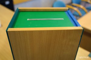na zdjęciu urna wyborcza