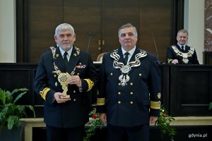 Prof. dr hab. inż. kpt. ż. w. Adam Weintrit, rektor Uniwersytetu Morskiego, wraz z kadm. prof. dr hab. Tomaszem Szubrychtem – rektorem-komendantem Akademii Marynarki Wojennej w Gdyni, który otrzymał medal „Zasłużony dla Uniwersytetu Morskiego”