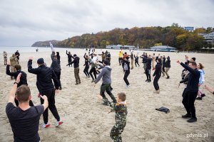 Mieszkańcy ćwiczą na plaży z komandosami.