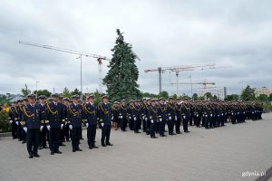 Uczestnicy uroczystości przekazania obowiązk&oacute;w dow&oacute;dcy COM - DKM stojący na Nabrzeżu Pomorskim 