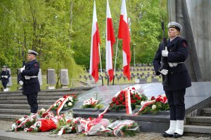 Żołnierze MW i wiązanki kwiat&oacute;w pod pod Pomnikiem Obrońc&oacute;w Wybrzeża