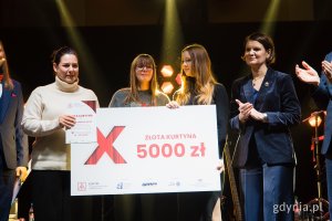 Gala finałowa X edycji Przeglądu Teatrów Amatorskich „Kurtyna” w gdyńskim Małym Kacku. Na scenie m.in. laureaci z Teatru Pierwsze Kroki i Katarzyna Gruszecka-Spychała (fot. Paweł Budziński)