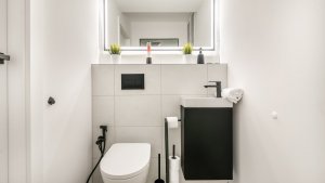 Gdynia Centrum - Transatlantyk lux, widok na jedną z łazienek