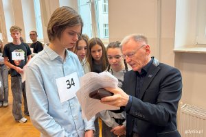 Casting do spektaklu „Sekret", na zdjęciu Grzegorz Jach i młodzież z II i V LO w Gdyni (fot. Katarzyna Balcerzak)