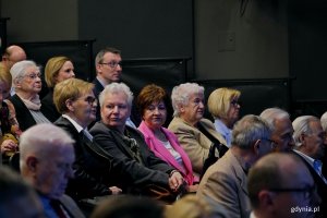 Uczestnicy uroczystości z okazji 50-lecia Towarzystwa Miłośnik&oacute;w Gdyni zgromadzeni w sali Konsulatu Kultury