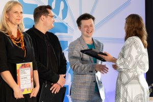 Nominowany w kategorii „Debiut artystyczny” Jan Rutka, laureatka Olga Krasoń i prezydent Gdyni Aleksandra Kosiorek