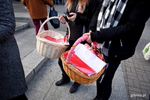 Akcja rozdawania flag narodowych odbyła się przed gdyńskim InfoBoksem // fot. Paweł Kukla