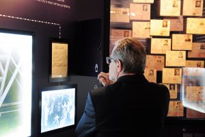 Wicepremier, Minister Kultury i Dziedzictwa Narodowego prof. Piotr Gliński ogląda wystawę stałą w Muzeum Miasta Gdyni, fot. Michał Kowalski