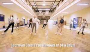 Dziewczynki w pozach tanecznych na sali gimnastycznej ZSSO w Gdyni // fot. ZSSO w Gdyni