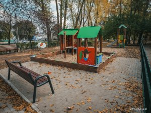 Ławka z oparciem obok piaskownicy z domkami (fot. Marcin Mielewski, Zarząd Dr&oacute;g Miejskich)
