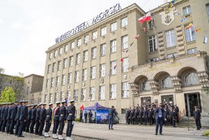 Uroczystości przed budynkiem uniwersytetu