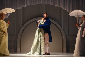Marianna Dashwood tuli się do Willoughby'ego. Zdjęcie z próby medialnej "Rozważnej i romantycznej" w Teatrze Miejskim w Gdyni // fot. Roman Jocher