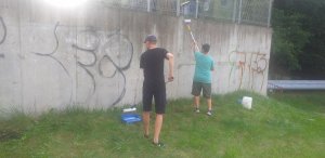 Praca nad muralem na tyłach budynku Chwarznieńska 36 // mat. Laboratorium Innowacji Społecznych