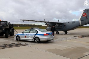 Akcja transportu serca do przeszczepu na lotnisku w Babich Dołach, fot. kmdr ppor. Marcin Braszak / www.blmw.wp.mil.pl