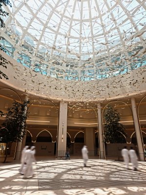 Instalacja szklanych ptaków z pracowni Edyty Barańskiej w Dubai Mall