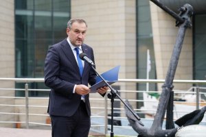 Złożenie wieńc&oacute;w przed popiersiem admirała Miguela Grau. Przemawia Tomasz Augustyniak, wiceprezydent Gdyni (fot. Łukasz Kamasz)