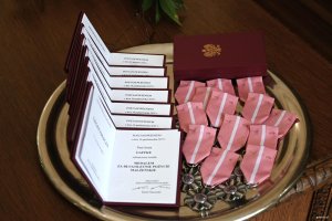 Medale i książeczki na tacy