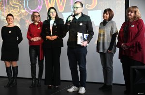 Pięć kobiet i mężczyzna na scenie