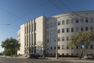 Budynek modernistyczny z zewnątrz