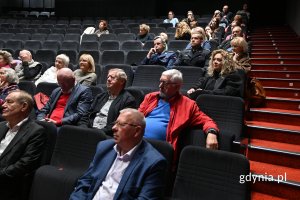 Elegancko ubrane osoby siedzące na sali kinowej