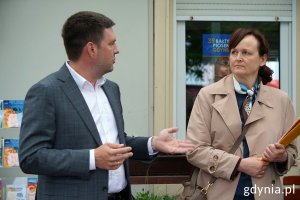 Od lewej stoją przed bosmanatem: wiceprezydent Gdyni Maciej Zielonka i Iwona Markešić, dyrektorka BPPMG 