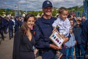 Rodzina w komplecie - marynarz z rodziną