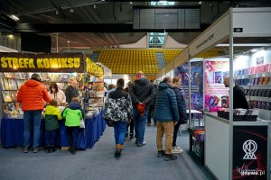 Uczestnicy Targ&oacute;w Książki w Gdyni odwiedzający stoiska wydawc&oacute;w 